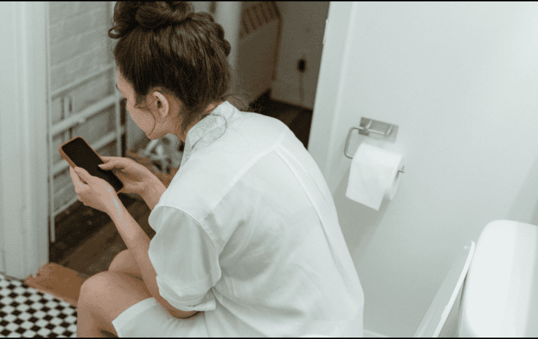 La mayoría de las personas tienden a ir al baño acompañadas del teléfono. Pexels