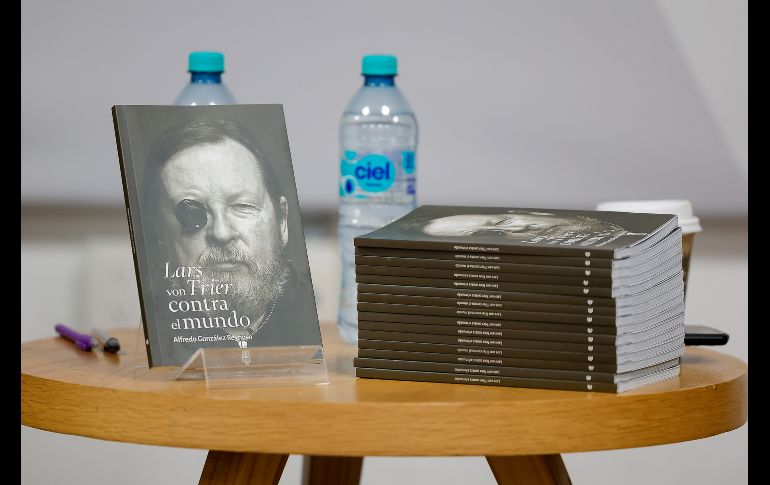 El escritor y crítico del cine, Alfredo González presentó hoy su libro “Lars von Trier contra el mundo”, de la editorial Fideicomiso para La Cineteca Nacional, en donde interpreta la filmografía del cineasta danés como una filosofía en imágenes de la crisis del mundo. EL INFORMADOR / H. Figueroa