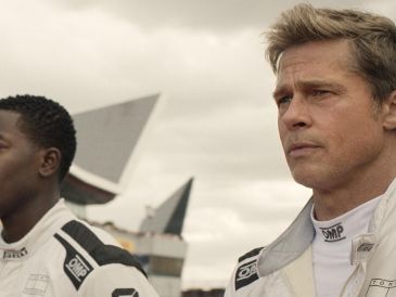 Protagonizada por Brad Pitt (der) y Damson Idris (izq), y con el apoyo oficial de la F1, la película tuvo como motivación principal recrear con la mayor fidelidad posible lo que ocurre en ese universo acelerado de las pistas de carreras. CORTESÍA / Warner