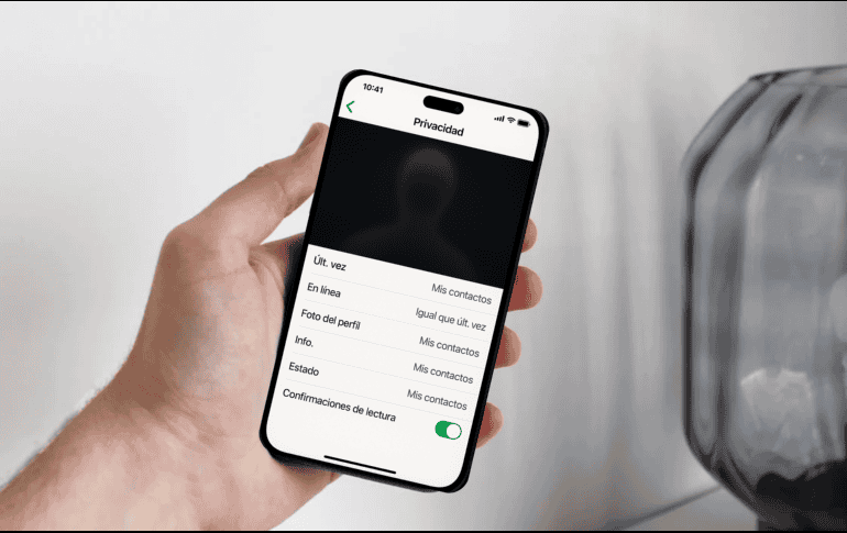 El llamado “modo oculto” de WhatsApp es ideal para quienes buscan más discreción en su vida digital. ESPECIAL/DALL-E/PEXELS