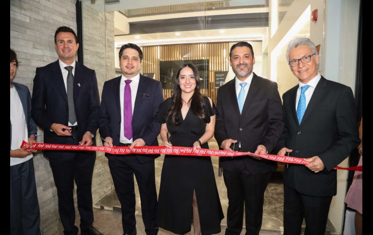 Luis Alberto García, Ricardo García, Johana J. Garnica, Manuel Solano y Jorge Jiménez en el corte de listón del nuevo Instituto Oncológico Nacional en Colomos Providencia. GENTE BIEN JALISCO / A. Martínez