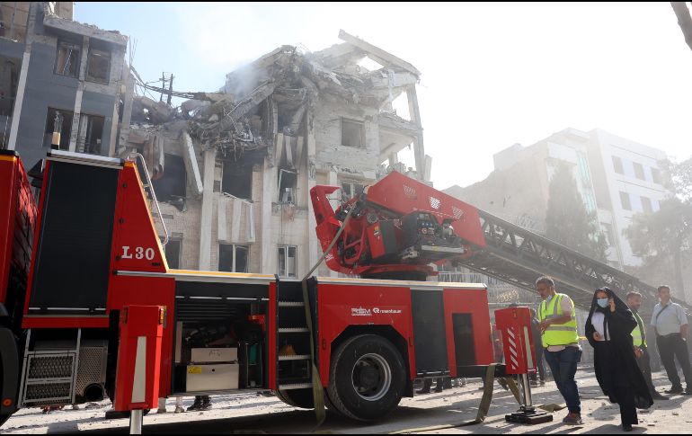 Un camión de bomberos se ve afuera de un edificio alcanzado por ataques aéreos israelíes en el centro de Teherán, Irán. EFE/A. Taherkenareh