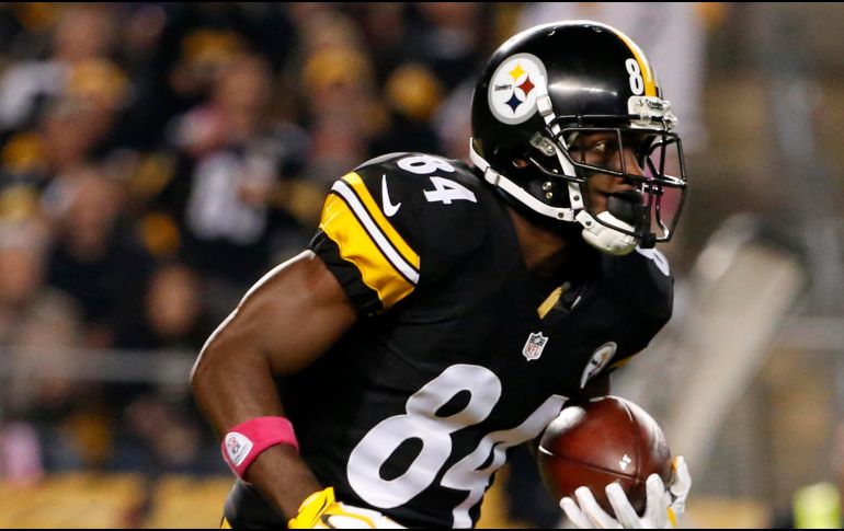 El exreceptor de los Steelers, Antonio Brown enfrenta una orden de arresto por intento de asesinato. AP / ARCHIVO