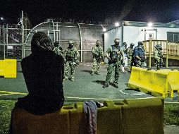 Familiares de los migrantes retenidos se encararon con las autoridades la noche del jueves. AFP