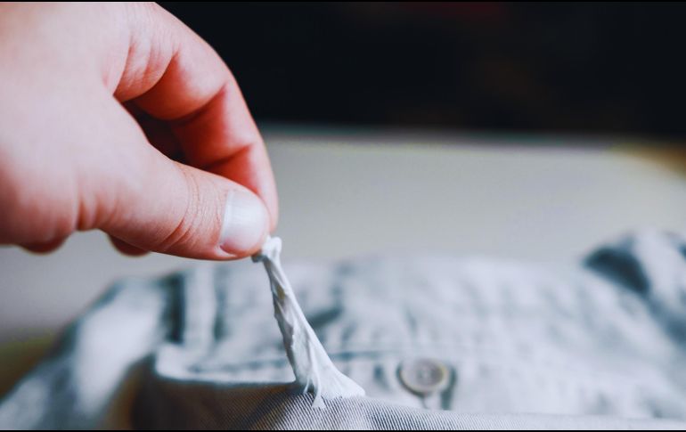 Entre los contratiempos más molestos que pueden ocurrir con la ropa, encontrarse con una prenda con un chicle pegado es, sin duda, de los peores. ESPECIAL / CANVA