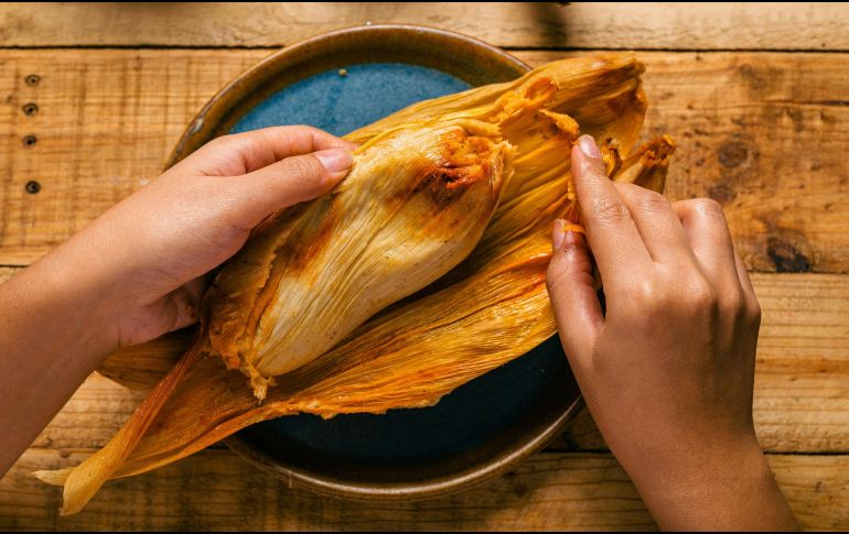 A pesar de su delicioso sabor y el aporte nutricional que pueden ofrecer, los especialistas recomiendan no consumir tamales en grandes cantidades. ESPECIAL / CANVA