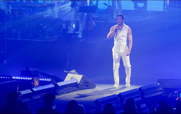 Carlos Rivera celebró a lo grande sus primeros veinte años de carrera la noche del domingo en en el Auditorio Telmex. EL INFORMADOR/ H. FIGUEROA.