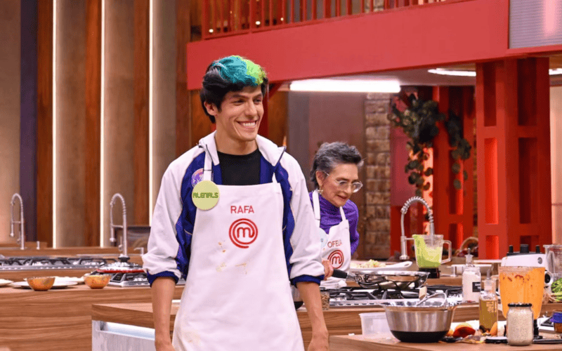 Con lágrimas en los ojos, Rafa (miembro del grupo Los Polinesios) se despidió de sus compañeros. 