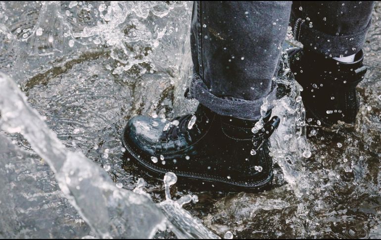 El agua es uno de los factores perjudiciales para los zapatos, sobre todo cuando se trata de materiales como la piel o gamuza. ESPECIAL / CANVA