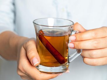 Cuando se incorpora de forma moderada dentro de una dieta equilibrada y un estilo de vida saludable, la canela puede contribuir positivamente al bienestar general del organismo. ESPECIAL / CANVA