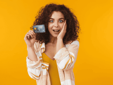 Las instituciones emisoras de tarjetas de crédito, por lo general, cuentan con mejores sistemas de monitoreo de seguridad y políticas de reembolso, lo que no siempre ocurre con las tarjetas de débito. CANVA