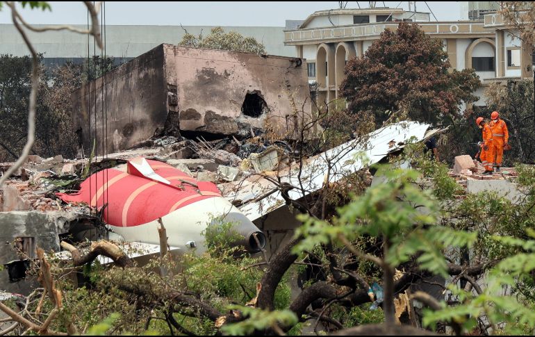 La policía también examina objetos recuperados como teléfonos, pasaportes y joyas, intentando extraer información a pesar de los daños sufridos por el fuego. EFE / ARCHIVO