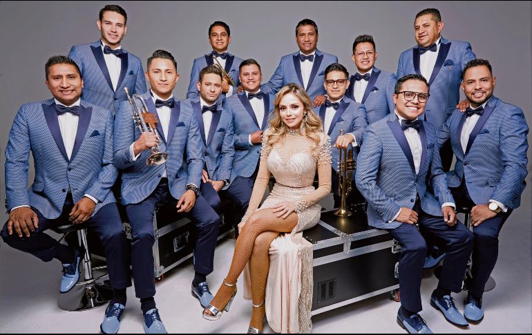 María Fernanda, vocalista, posa con el resto de la Sonora Santanera. CORTESÍA