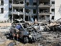 Un hombre rescata sus pertenencias de su auto, destruido tras un bombardeo iraní en esta ciudad del Sur de Israel. EFE