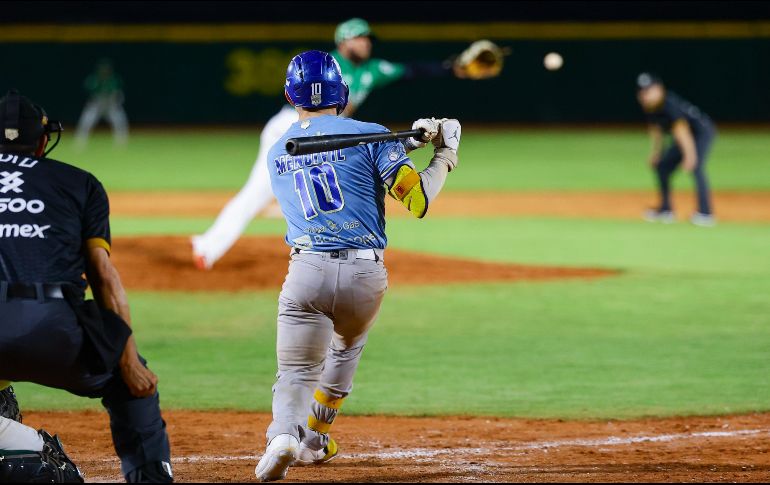 Carlos Mendivil pegó un sencillo productor de dos carreras en la décima entrada. CORTESÍA/Charros de Jalisco
