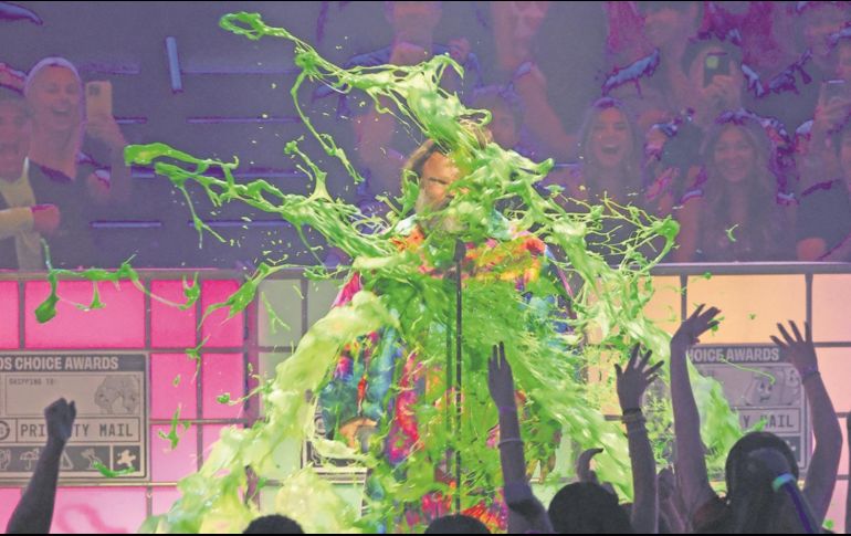 Jack Black, galardonado con el premio al Mejor actor de comedia, se cubre de slime al aceptarlo en el escenario durante la ceremonia. AFP