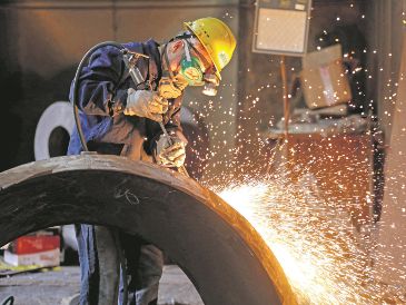 Nuevos aranceles de Estados Unidos al acero y aluminio afectan a las industrias clave en México. AFP