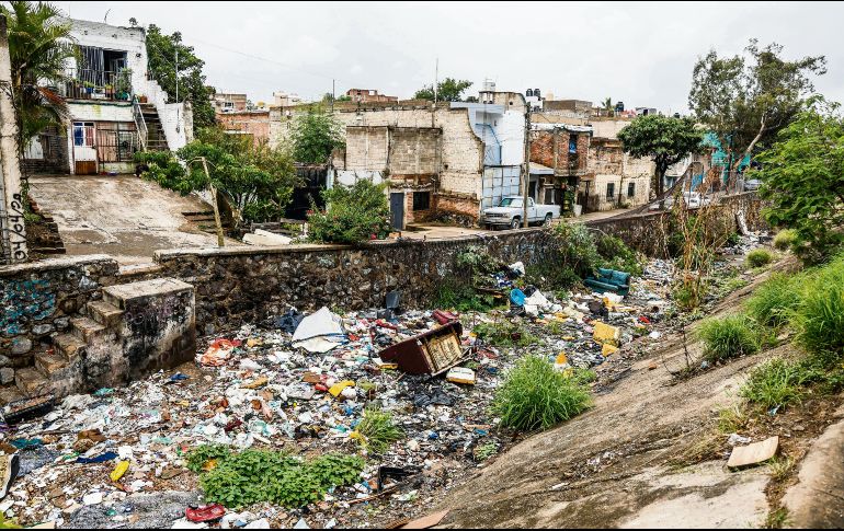 Desde zonas altas, vecinos tiran todo tipo de basura, tapan alcantarillas y provocan inundaciones. EL INFORMADOR/ A. Navarro