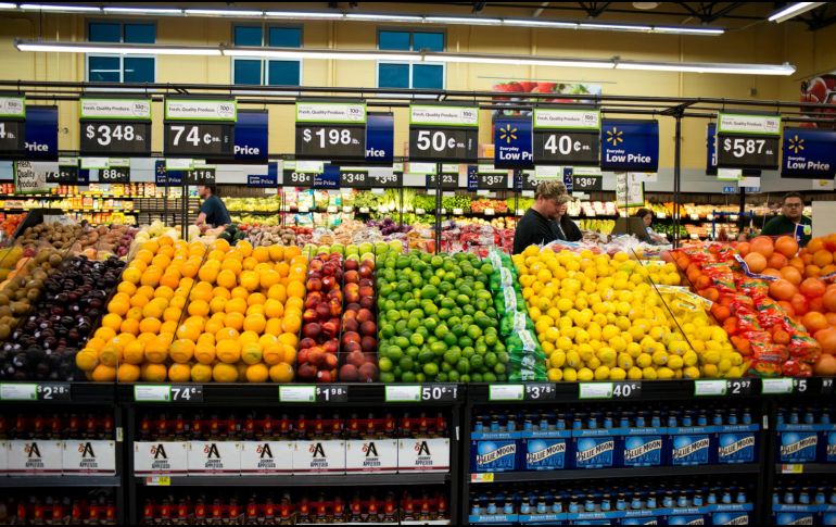 Piñas, mangos y manzanas tienen precios rebajados en Walmart. AP/Archivo