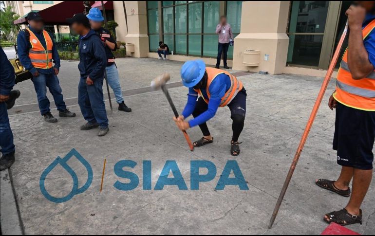 SIAPA suspendió el servicio de agua en una plaza comercial de Guadalajara por un adeudo millonario; después se logró un convenio de pago y el servicio fue restablecido. ESPECIAL
