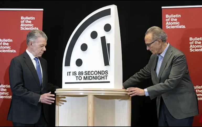 Juan Manuel Santos, premio Nobel y presidente de los Elders, y Robert Socolow, miembro del Consejo de Ciencia y Seguridad de los Científicos Atómicos, descubren el reloj en Washington. AP/ARCHIVO