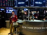 El Dow Jones de Industriales se situó en 47.739 unidades; mientras que el S&P 500 cedió un 0.35 %, hasta 6.846 enteros, y el Nasdaq se deslizó un 0.14 %, hasta 23.545 puntos. AFP / ARCHIVO