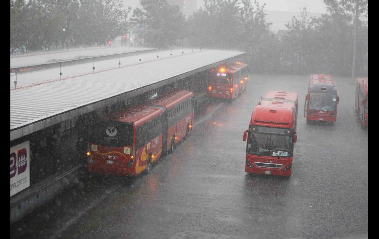 Una fuerte lluvia sorprende a capitalinos en inmediaciones de la estación Tepalcates del Metrobús, en la alcaldía Iztapalapa, Ciudad de Mexico.  SUN / D. LUNA