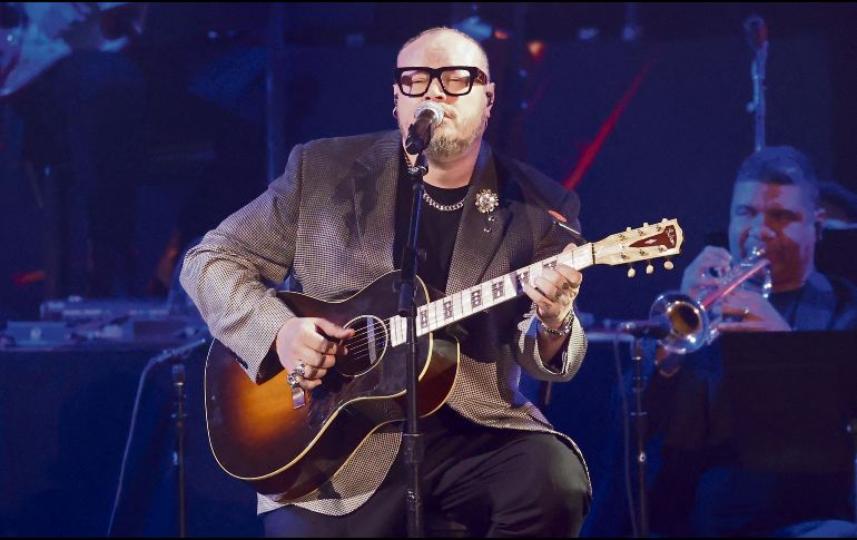 El cantautor se presentó en el escenario durante la ceremonia de estreno de la entrega anual 25 del Latin GRAMMY, en Miami, Florida. AFP