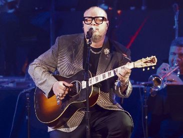 El cantautor se presentó en el escenario durante la ceremonia de estreno de la entrega anual 25 del Latin GRAMMY, en Miami, Florida. AFP