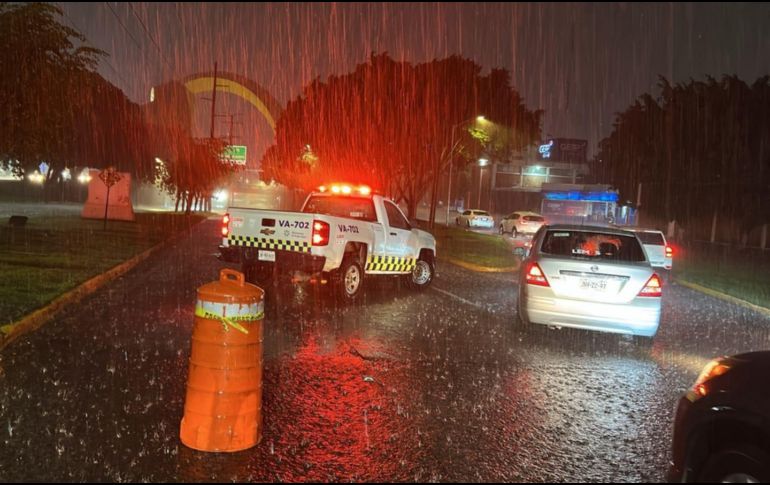 En total, cinco vehículos resultaron afectados por las inundaciones en la metrópoli. ESPECIAL