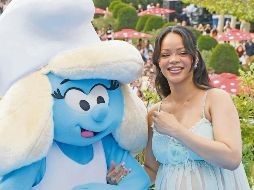Rihanna. La cantante y actriz posa junto a una botarga de “Pitufina” en Bruselas. ESPECIAL