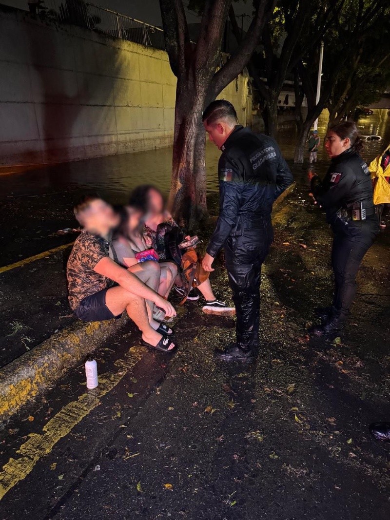  Tras el rescate, la mujer y los dos hombres de 32, 30 y 39 años, respectivamente, recibieron atención médica. ESPECIAL/Policía de Guadalajara