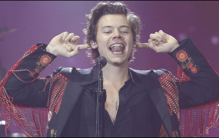 Según testigos citados por el medio británico, la química entre Styles y su acompañante fue instantánea y a ninguno le preocupó que pudieran ser vistos. ARCHIVO/SUN.