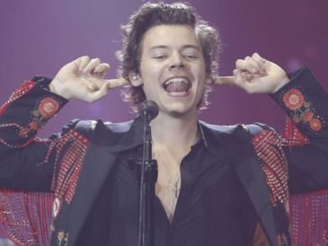 Según testigos citados por el medio británico, la química entre Styles y su acompañante fue instantánea y a ninguno le preocupó que pudieran ser vistos. ARCHIVO/SUN.