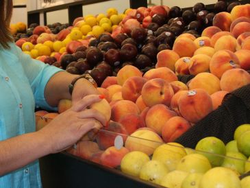 El durazno y la nectarina tienen descuento en Walmart. EFE/Archivo