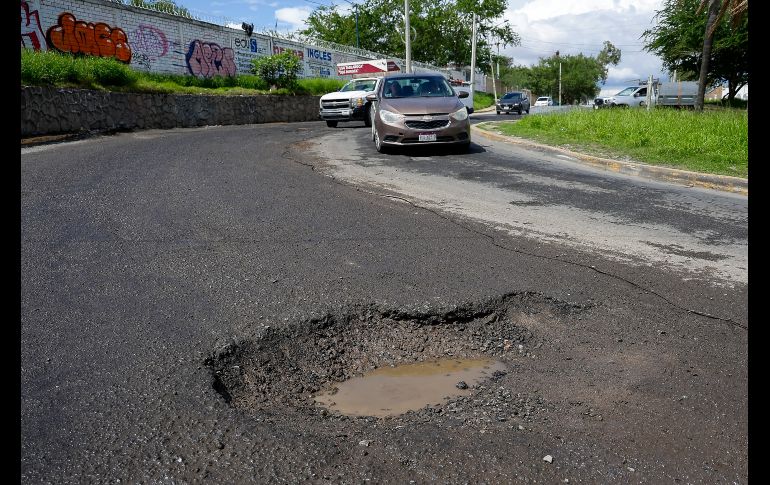 Para reportar baches o socavones en Guadalajara y Zapopan, pueden llamar al número de GuaZap: 33-3610-1010. EL INFORMADOR/ H. Figueroa.