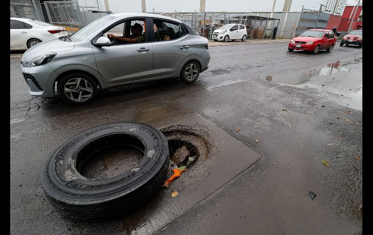 Para reportar baches o socavones en Guadalajara y Zapopan, pueden llamar al número de GuaZap: 33-3610-1010. EL INFORMADOR/ H. Figueroa.