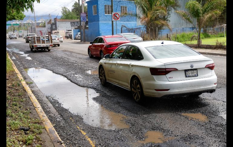 Para reportar baches o socavones en Guadalajara y Zapopan, pueden llamar al número de GuaZap: 33-3610-1010. EL INFORMADOR/ H. Figueroa.
