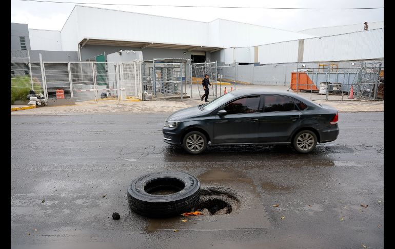 Para reportar baches o socavones en Guadalajara y Zapopan, pueden llamar al número de GuaZap: 33-3610-1010. EL INFORMADOR/ H. Figueroa.