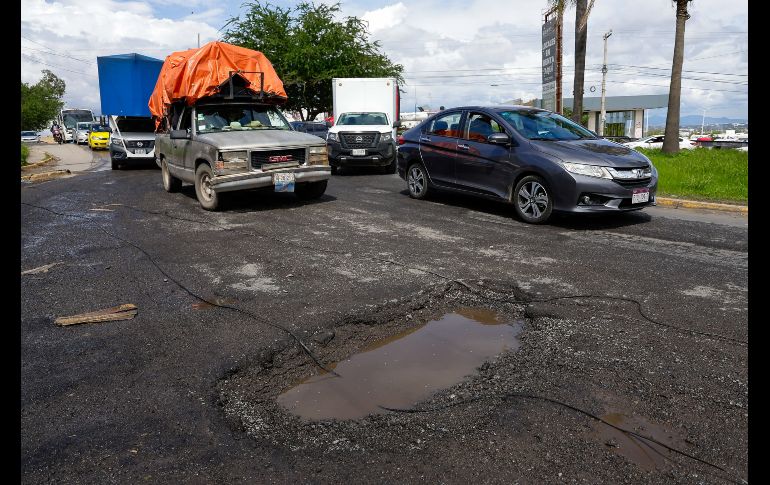 Para reportar baches o socavones en Guadalajara y Zapopan, pueden llamar al número de GuaZap: 33-3610-1010. EL INFORMADOR/ H. Figueroa.