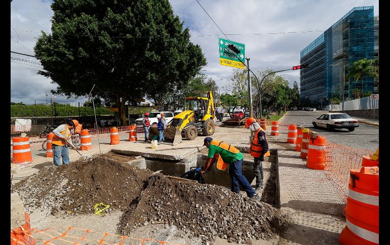 Para reportar baches o socavones en Guadalajara y Zapopan, pueden llamar al número de GuaZap: 33-3610-1010. EL INFORMADOR/ H. Figueroa.