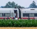 La policía en el tren donde ocurrió el ataque, en Strasskirchen, Alemania, el 3 de julio del  2025. AP / A. Weigel