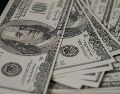 En el transcurso de la última semana, la divisa estadounidense ha registrado una caída del 1.3%. FREEPIK