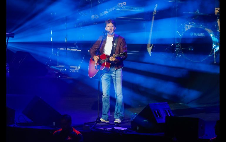 Sin dejar de sonreír y de llevar la comedia incluso a sí mismo, James Blunt agradeció a todo el público por su presencia. EL INFORMADOR/ H. Figueroa