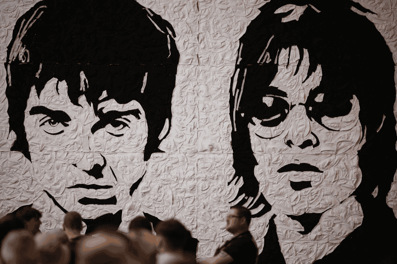 La rivalidad consanguínea entre Liam y Noel ha sido algo inherente a Oasis desde sus orígenes —y es casi tan encarnizada y mediática como la que mantuvieron con el otro gran grupo 'britpop' de los años 90, Blur. EFE / EPA / A. Vaughan