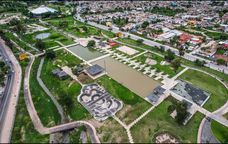 El parque quedó cubierto de lodo, el puente peatonal colapsó, los juegos, canchas y parte de la presa quedaron destruidos tras la tormenta del sábado por la madrugada. EL INFORMADOR / A. NAVARRO
