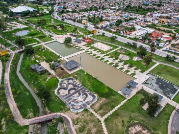 El parque quedó cubierto de lodo, el puente peatonal colapsó, los juegos, canchas y parte de la presa quedaron destruidos tras la tormenta del sábado por la madrugada. EL INFORMADOR / A. NAVARRO