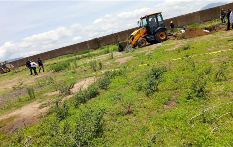 Esta nueva fosa se encuentra junto a un predio bardeado donde ya han encontrado 169 bolsas con restos humanos. ESPECIAL