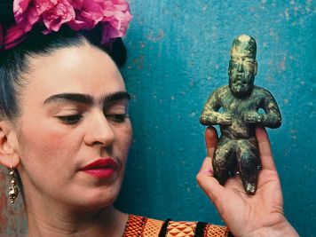 Donde duele, florece: el universo de Frida Kahlo