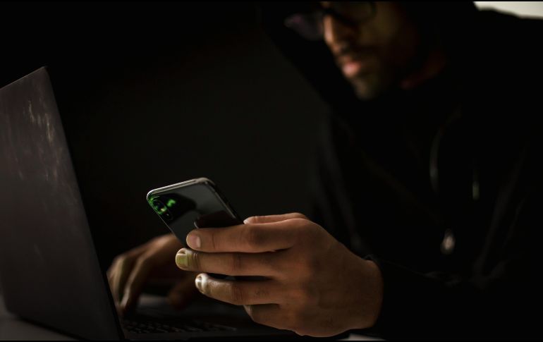 El sistema informático va buscando fallos o brechas de seguridad en el teléfono móvil para infiltrarse silenciosamente. PEXELS